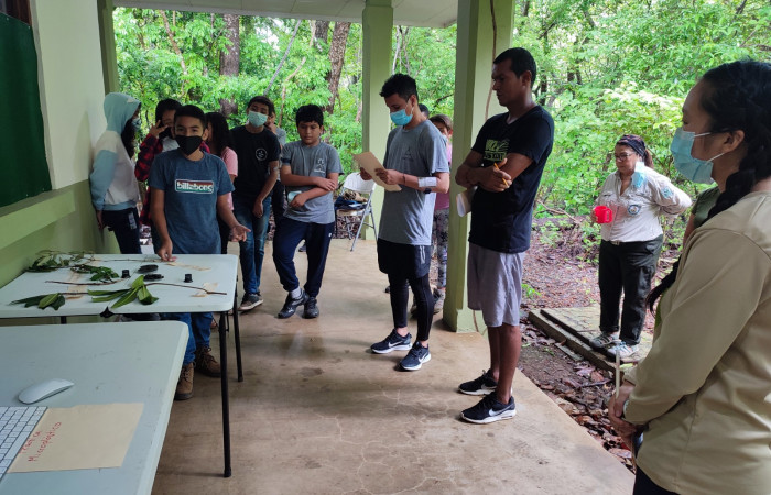 Jueces revisando las exposiciones de las ferias científicas.