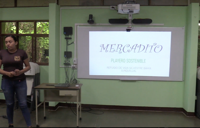 Grettel Vega presentando como se desarrolla el Mercadito Playero, en el Refugio Nacional de Vida Silvestre Bahía Junquillal.
