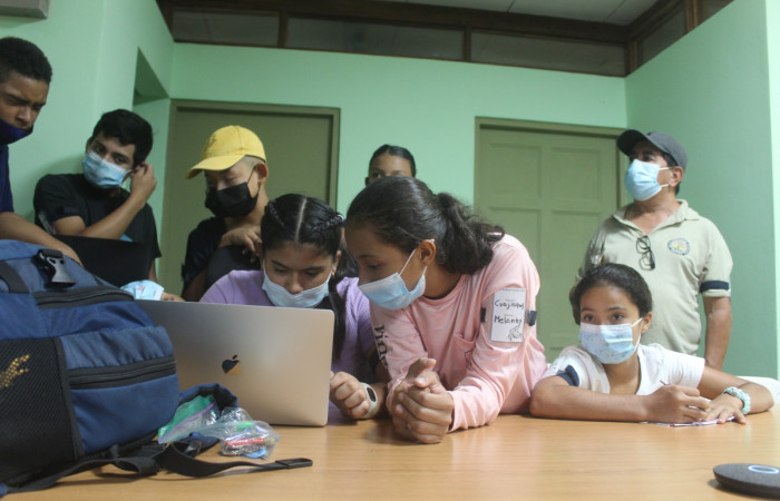 aportando sus ideas en el tema de importancias de los humedales.