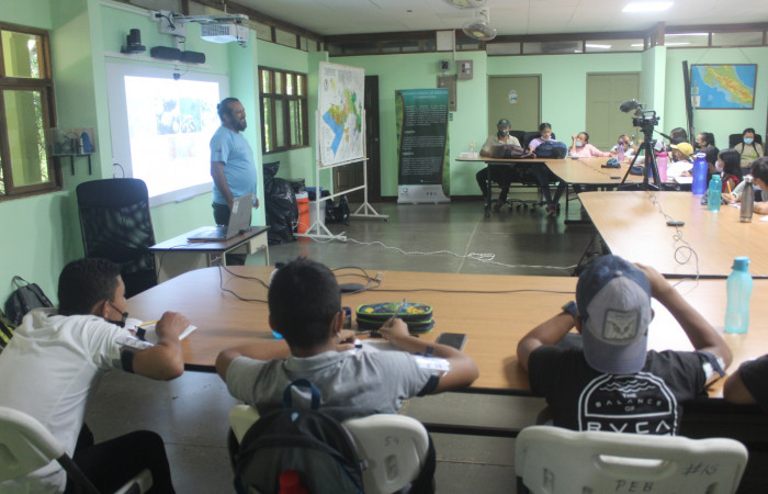 Explicando los diferentes ecosistemas marinos que posee el ACG.