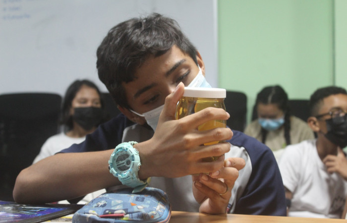 Observando algunas de las muestras llevadas por Gilbert Ampié en su presentación.