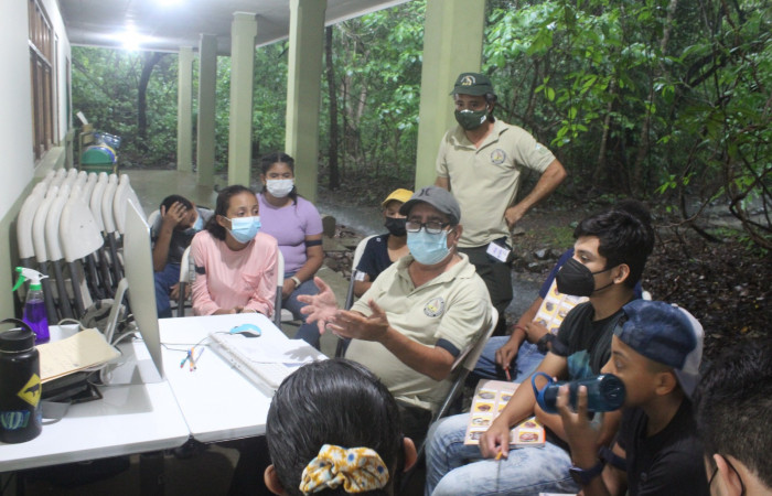 Preparando las presentaciones de la feria científica que se realizaría el tercer día.