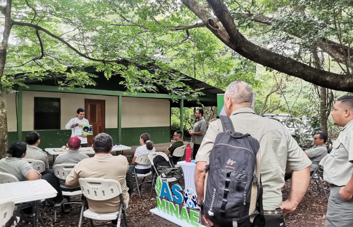 Funcionarios de ACT y ACAT, recibiendo charla del PGAI-QDHV de ACG