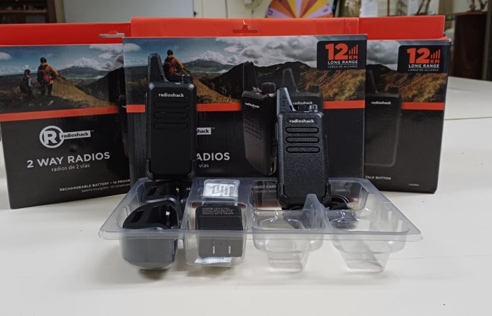 Radios de comunicación para ser utilizado en las giras educativas para la comunicación entre educadores y choferes del PEB.  Foto: Juan Vega    