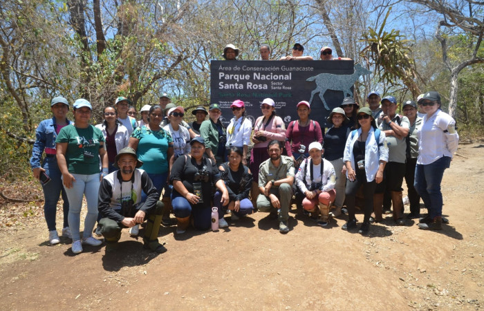 Al finalizar la tarde, tomamos la foto grupal en el rotulo, que nos permite evidenciar el cumplimiento del objetivo general del taller de padres y madres de familia, que en esta ocasión, no hubo asistencia de padres.