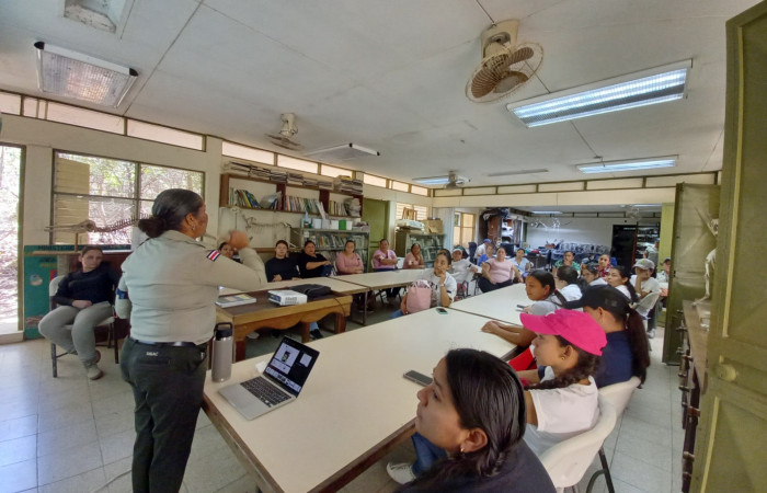 Antes de salir al campo era necesario conversar sobre algunos aspectos importantes, respecto a las giras educativas.