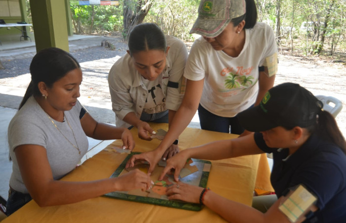 En esta actividad, las madres de familia logran ubicarse espacialmente, además de comprender la organización de las áreas silvestres protegidas de Costa Rica.