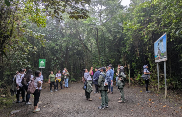 Grupo de funcionarias en celebración del día de la madre 2025, Parque Nacional Volcán Tenorio