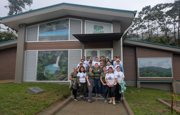 Grupo de funcionarias en celebración del día de la madre 2025, Parque Nacional Volcán Tenorio