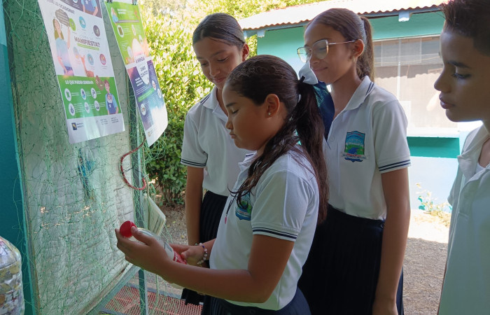 Dentro de los materiales que se usaron en la explicación de los estudiantes, se les muestra una botella de agua China que se encontró en el litoral de playa naranjo, del Parque Nacional Santa Rosa.