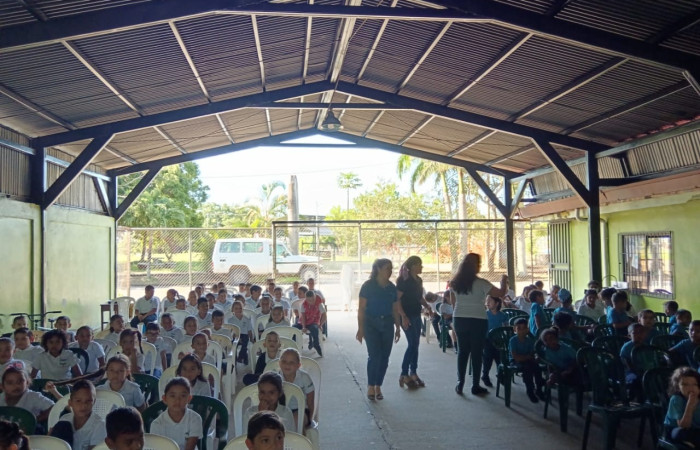 En la imagen se puede observar la asistencia, junto al personal docente a cargo.