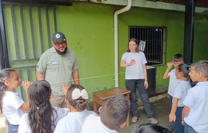 En la imagen se observa a los funcionarios compartiendo con los estudiantes y además, una pasante Francesa, compartiendo y generando nuevas experiencias.