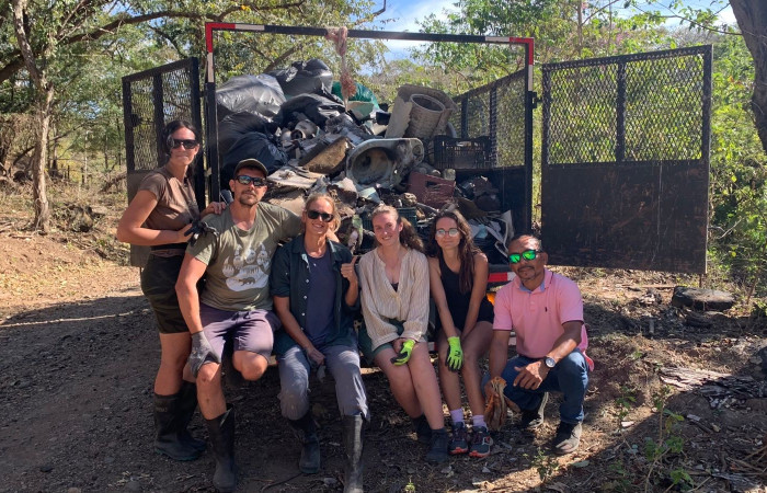 Residuos cargados en el camión municipal para su adecuada disposición (Justice for Nature, 2026)