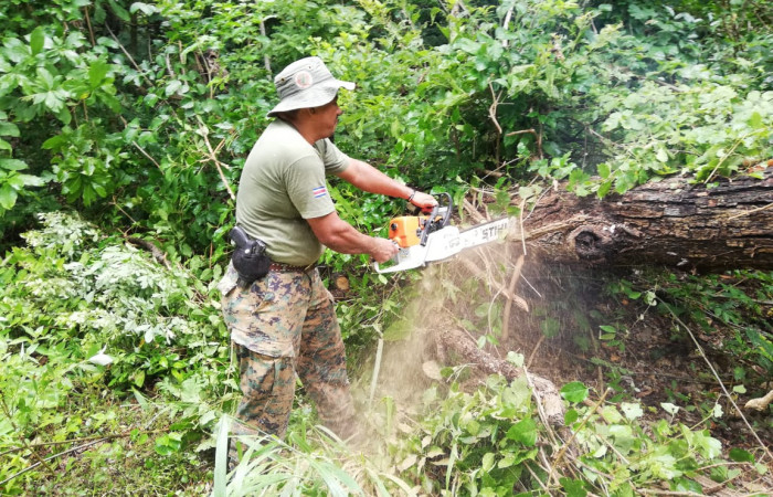 Carlos Castillo limpiando el camino de Sector Murciélago