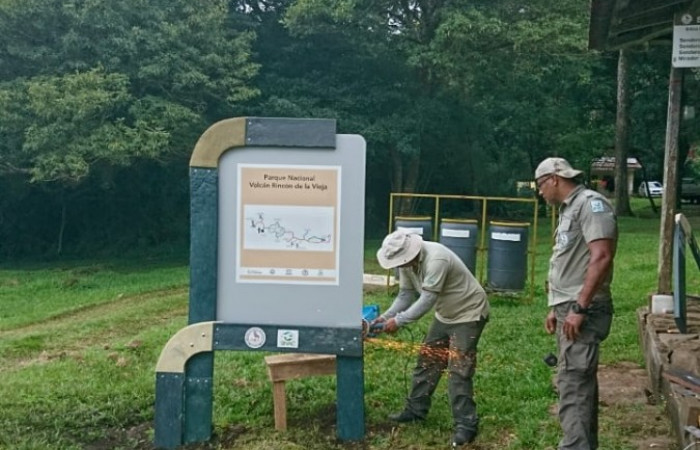 Colocación de rótulo en Santa María