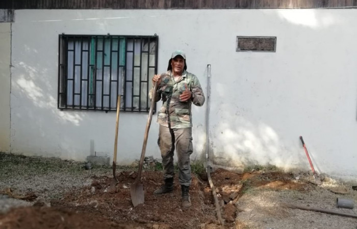 Terminando de reparar la cañería del drenaje de la casa de habitación, Santa María, por Javier S.