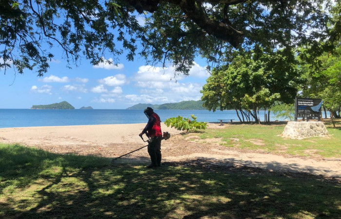 Juan Lopez dando mantenimiento en Playa Junquillal