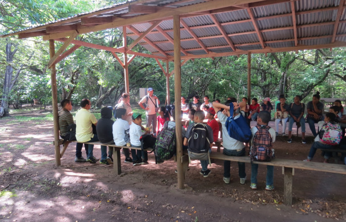 Nos organizamos para dar las reglas de la gira educativa y presentarnos rapidamente, mientras merendamos para empezar el recorrido en el bosque tropical seco de este sector.