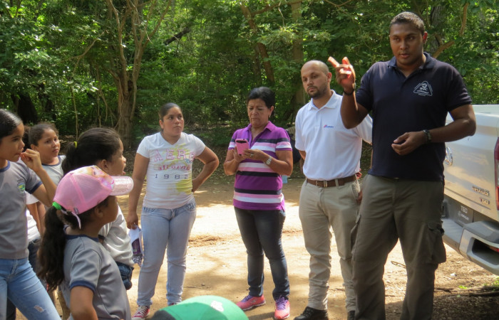 Funcionario del ACA-T dando unas palabras de bienvenida y agradecimiento por la asistencia y participación durante esta gira educativa, a la vez les insta a aprender y aprovechar este momento.