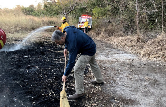 Tilman ayudando en la etapa de liquidación del fuego, Sector Santa Rosa, 26 de enero 2018, Fotografía: Roger Blanco