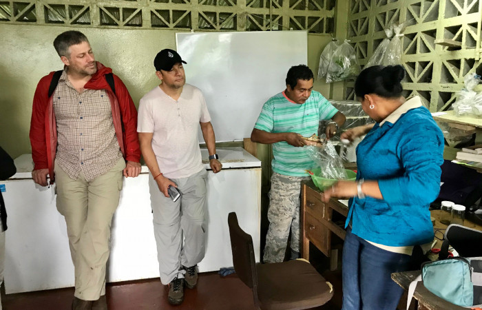 Osvaldo y Gloria Parataxónomos de ACG explicando Proyecto Inventario Larvas de Mariposa, Sector San Cristóbal, Estación San Gerardo, Dos Ríos de Upala, 27 de enero 2018, Fotografía: Roger Blanco
