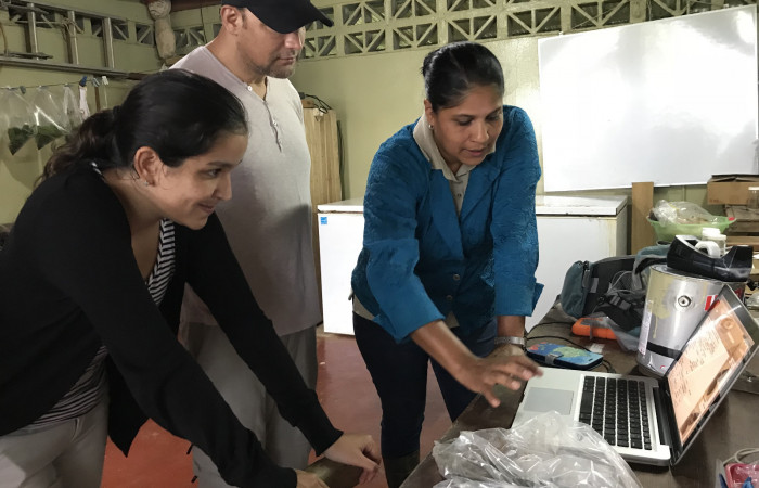 Natalia Batista (Despacho de Viceministra de Ambiente) y Cesar, recibiendo explicación de Gloria sobre la introducción de bases de datos en la computadora, Sector San Cristóbal, Estación San Gerardo, Dos Ríos de Upala, 27 de enero 2018, Fotografía: Roger Blanco