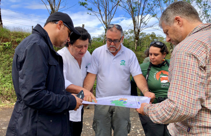 Sigifredo Marín (GDFCF), ubicando y mostrando el Sector Rincón Rainforest, Dos Ríos de Upala , 27 de enero 2018, Fotografía: Alejandro Masís