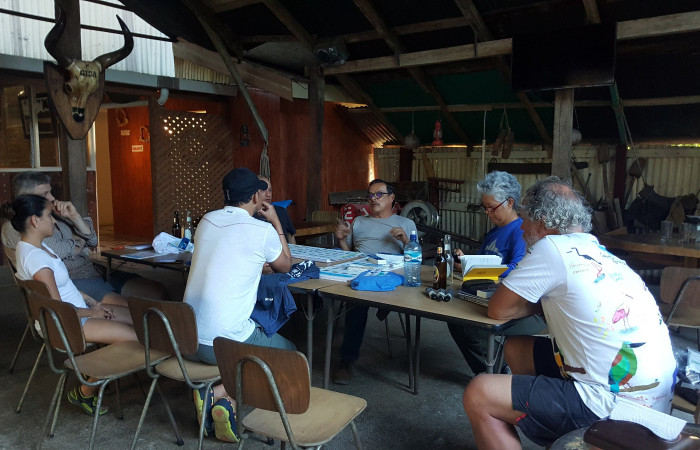 Conversación con Manuel Allán, Líder communal y president del Consejo Local del Sitio de Importancia de Conservación Bahía Santa Elena, Restaurante Arrecife, Cuajiniquil, 28 de enero 2018, Fotografía: Alejandro Masís