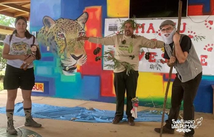 El abuelo describe a los participantes las características del árbol papa, un árbol de Guanacaste.