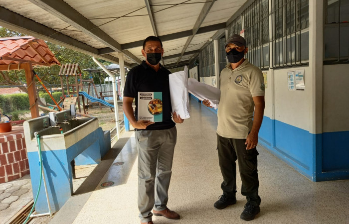 Director Luis Rugama, recibiendo la guía didáctica que el centro educativo tendrá en la biblioteca a disposición.
