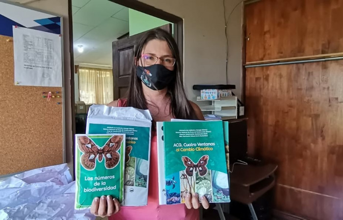 Docente recibiendo los materiales de la guía didáctica