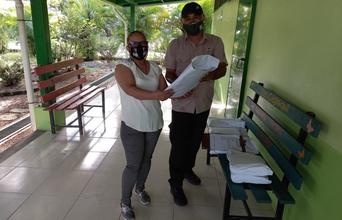 Docente recibe el ejemplar que le corresponde, además, de los ejemplares del personal docente de II ciclo que formó parte del taller de docentes 2021.