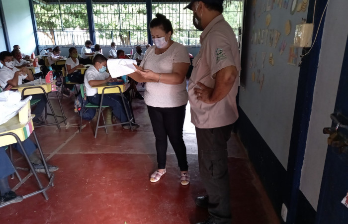 Firmando recibido por los paquetes de ejemplares que le corresponden al centro educativo.